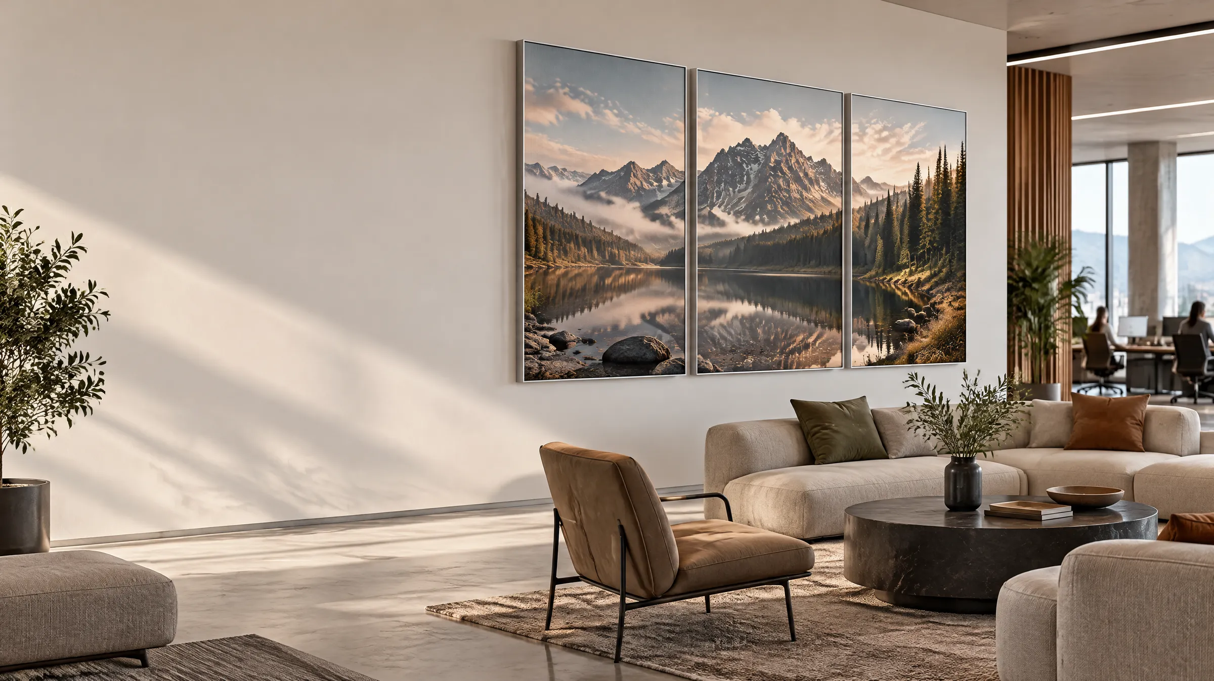 Lounge einer Firmenzentrale mit großem dreiteiligem Wandbild im Alu-Frame